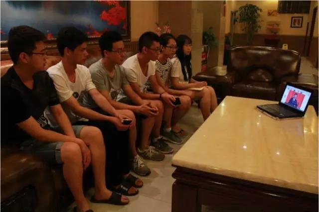 2016年7月9日晚,1317党支部成都生产实习党小组召开了习近平总书记“七一”重要讲话精神的专题学习会